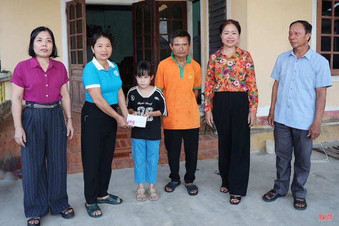 Từ mô hình "Ngôi nhà xanh gây quỹ từ thiện" Chi hội Phụ nữ thôn Hồ Phượng (xã Yên Hòa) đã trao quà cho các cháu có hoàn cảnh khó khăn.