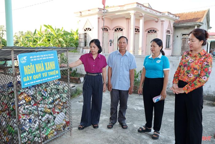 Rác tái chế được hội viên phụ nữ xã Yên Hòa phân loại ngay tại gia đình và thu gom về các ngôi nhà xanh.