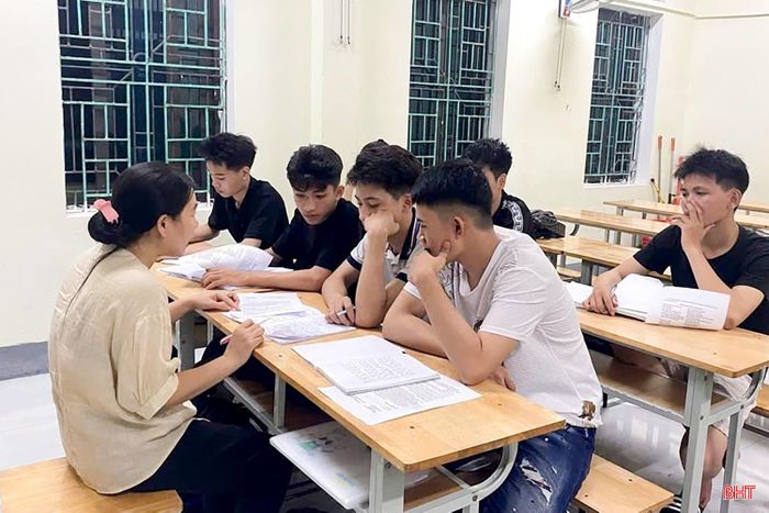 Giáo viên Trường THPT Kỳ Anh luôn đồng hành với các học sinh trong mỗi khung giờ.
