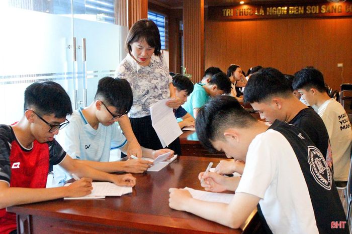 Không gian thư viện trở thành nơi học tập lý tưởng của học sinh lớp 12, Trường THPT Lý Tự Trọng.