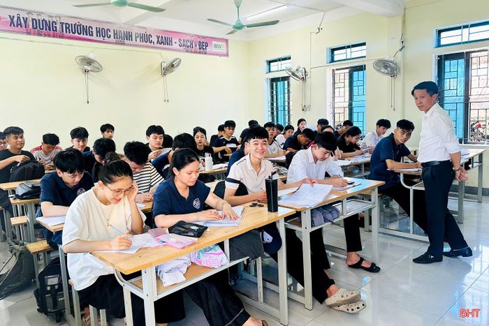 Thầy Nguyễn Trường Sơn và các đồng nghiệp ở Trường THPT Kỳ Anh luôn có mặt mỗi khi học sinh cần.