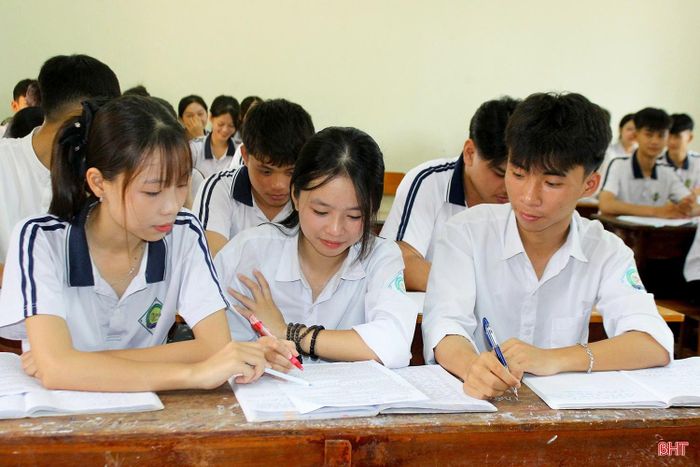 Học sinh Trường THPT Nguyễn Đình Liễn nỗ lực tích lũy kiến thức trong chặng ôn tập cuối cùng chuẩn bị cho Kỳ thi tốt nghiệp THPT năm 2026.