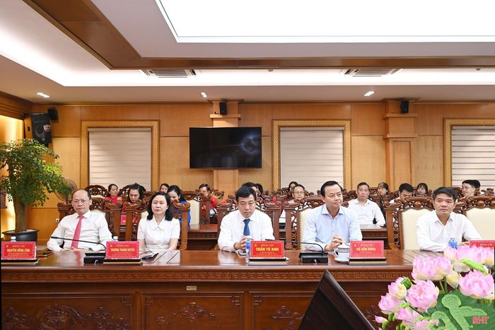 Đồng chí Nguyễn Hồng Lĩnh - Phó Bí thư Thường trực Tỉnh ủy, Chủ tịch HĐND tỉnh và các đồng chí Ủy viên Ban Thường vụ Tỉnh ủy dự hội nghị.