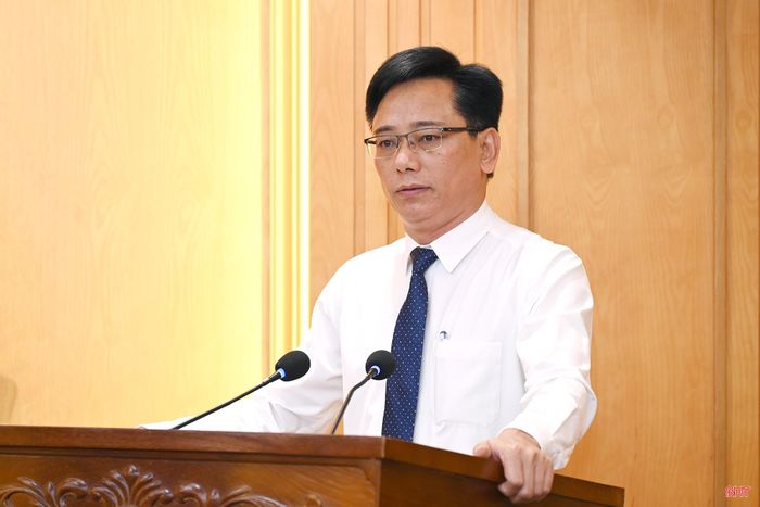 Đồng chí Ngô Văn Huỳnh - đại diện các cán bộ được điều động, luân chuyển, bổ nhiệm phát biểu tại hội nghị.
