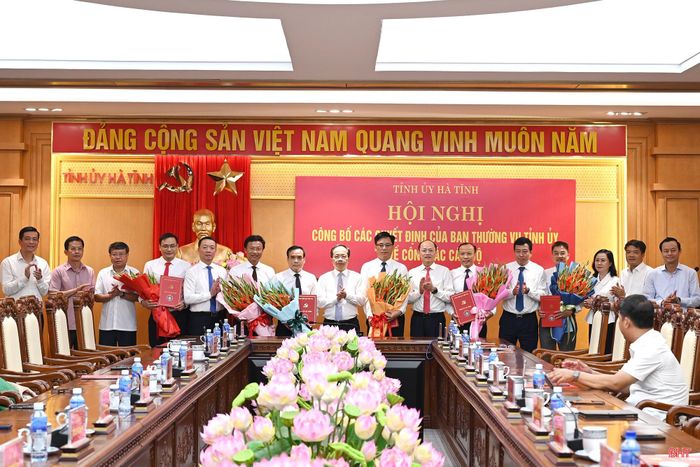 Các đồng chí Thường trực Tỉnh ủy, Ủy viên Ban Thường vụ Tỉnh ủy tặng hoa chúc mừng các đồng chí luân chuyển, điều động, bổ nhiệm.