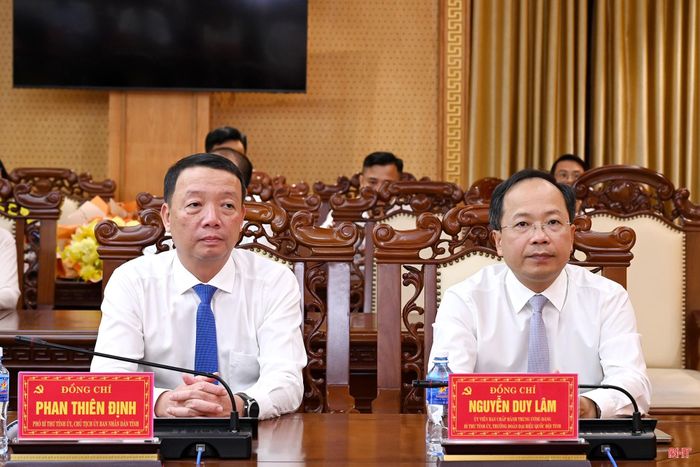 Các đồng chí Nguyễn Duy Lâm - Ủy viên BCH Trung ương Đảng, Bí thư Tỉnh ủy, Trưởng đoàn ĐBQH tỉnh; Phan Thiên Định - Phó Bí thư Tỉnh ủy, Chủ tịch UBND tỉnh; các đồng chí Ủy viên Ban Thường vụ Tỉnh ủy dự hội nghị.