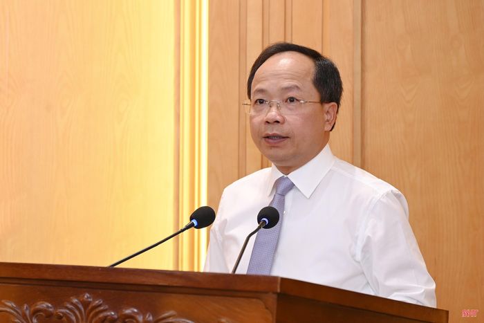 Đồng chí Nguyễn Duy Lâm - Ủy viên BCH Trung ương Đảng, Bí thư Tỉnh ủy, Trưởng đoàn ĐBQH tỉnh phát biểu giao nhiệm vụ.