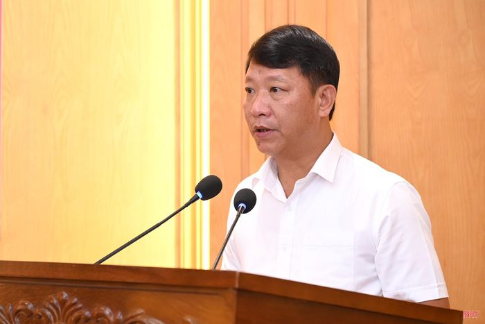 Phó Trưởng ban Thường trực Ban Tổ chức Tỉnh ủy Nguyễn Như Dũng công bố các quyết định về công tác cán bộ.
