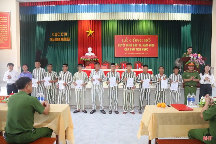 Lãnh đạo Ủy ban MTTQ tỉnh, Viện KSND tỉnh, TAND tỉnh và Trại giam Xuân Hà trao quyết định đặc xá cho phạm nhân.