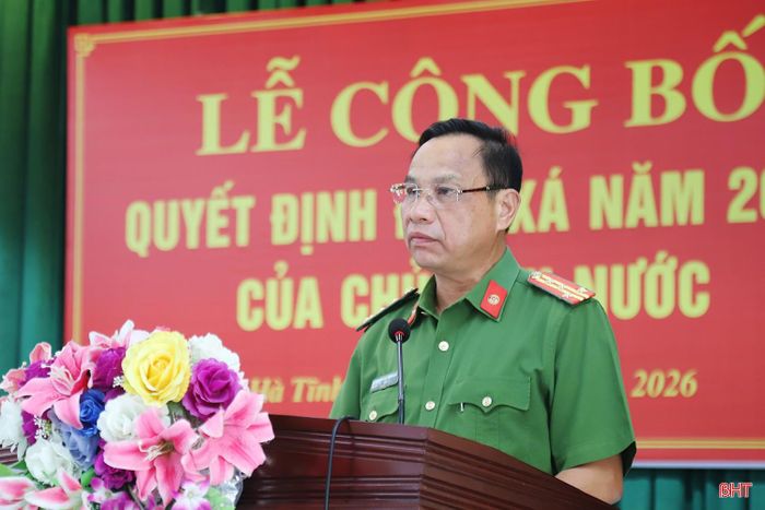 Đại tá Phan Đình Thành - Giám thị Trại giam Xuân Hà phát biểu tại buổi lễ.