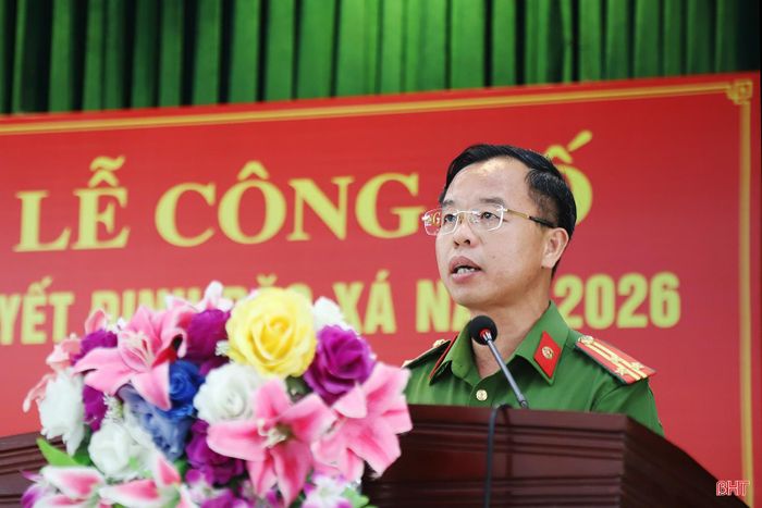 Thượng tá Bùi Quốc Toản - Phó Giám thị Trại giam Xuân Hà công bố quyết định đặc xá năm 2026 của Chủ tịch nước.