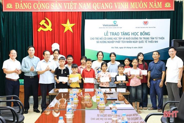 Lãnh đạo Hội Bảo trợ người khuyết tật và trẻ mồ côi Hà Tĩnh trao quà cho các cháu mồ côi có hoàn cảnh đặc biệt khó khăn đang học tập và nuôi dưỡng tại Trung tâm Từ thiện và Hướng nghiệp Phật tích (tỉnh Bắc Ninh).