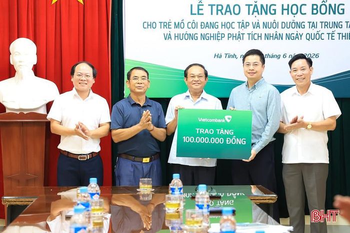 Đại diện Vietcombank Hà Tĩnh trao biểu trưng hỗ trợ.