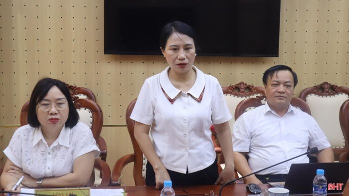 Đồng chí Nguyễn Thị Nhuần – Trưởng ban Pháp chế HĐND tỉnh trao đổi một số nội dung liên quan đến công tác thẩm tra và giám sát chuyên đề của Ban Pháp chế.
