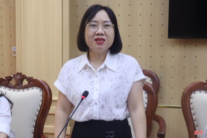 Đồng chí Nguyễn Thị Thúy Nga – Trưởng ban Kinh tế - Ngân sách HĐND tỉnh trao đổi về công tác thẩm tra các nội dung thuộc lĩnh vực đầu tư công, ngân sách và phát triển kinh tế - xã hội.