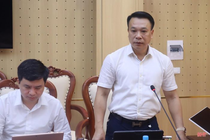 Đồng chí Nguyễn Huy Hùng - Chánh Văn phòng Đoàn ĐBQH và HĐND tỉnh báo cáo kết quả công tác tháng 5, triển khai nhiệm vụ trọng tâm tháng 6.