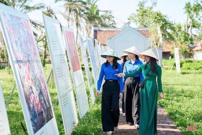 Đoàn tham quan tìm hiểu các tư liệu, hình ảnh về Truyện Kiều trong không gian Di tích Nguyễn Du