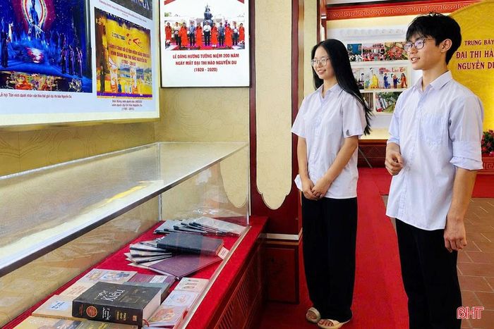 Học sinh tham quan, tìm hiểu các tư liệu, hiện vật về Đại thi hào Nguyễn Du và Truyện Kiều tại Di tích Nguyễn Du.