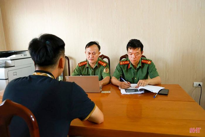 Nạn nhân (áo đen) bị lừa đi Mỹ trình báo sự việc với đại diện cơ quan Công an địa phương.