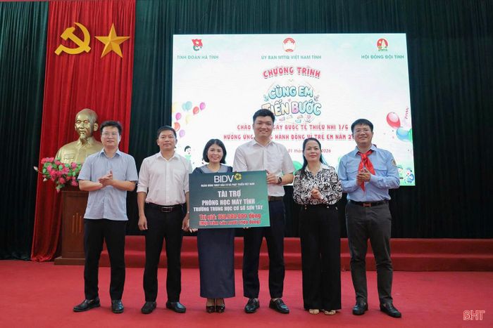 Cũng tại chương trình, Ngân hàng TMCP Đầu tư và Phát triển Việt Nam (BIDV) chi nhánh Hà Tĩnh trao tặng 1 phòng máy tính cho Trường THCS Sơn Tây, trị giá 160 triệu đồng.