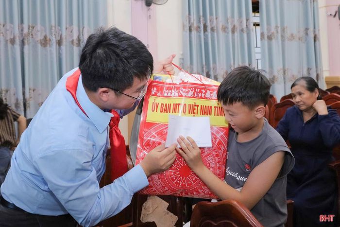 50 suất quà được trao cho thiếu nhi có hoàn cảnh khó khăn ở xã Sơn Tây.