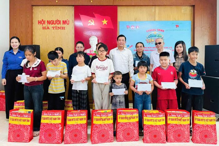 25 suất quà được trao cho các em thiếu nhi khuyết tật tại Hội Người mù tỉnh; 100 suất quà được trao cho thiếu nhi có hoàn cảnh khó khăn ở hai xã Cẩm Bình, Sơn Tây. Trong ảnh: Chủ tịch Ủy ban MTTQ tỉnh Nguyễn Thành Đồng và Bí thư Tỉnh đoàn Nguyễn Ny Hương trao 25 suất quà cho các em thiếu nhi khuyết tật tại Hội Người mù tỉnh.