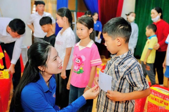 Chương trình “Cùng em tiến bước” là hoạt động thiết thực, giàu tính nhân văn, góp phần lan tỏa tinh thần trách nhiệm cộng đồng trong chăm lo cho các đối tượng trẻ em, đặc biệt là trẻ em yếu thế, giúp các em có thêm động lực để hướng tới một tương lai tốt đẹp hơn. Trong ảnh: 50 suất quà được trao cho thiếu nhi có hoàn cảnh khó khăn ở xã Cẩm Bình.