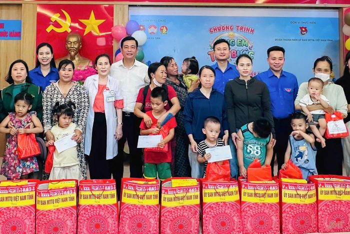 Trong đó, 75 suất quà được trao tới các em nhỏ đang điều trị tại Bệnh viện Phục hồi chức năng tỉnh như lời động viên, sẻ chia và quan tâm ý nghĩa nhân dịp Quốc tế Thiếu nhi 1/6.