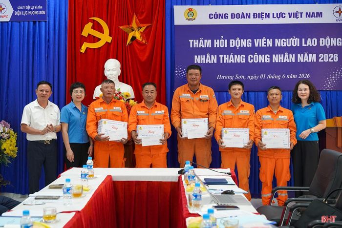Công đoàn Điện lực Việt Nam trao quà cho cán bộ, công nhân viên Điện lực Hương Sơn.