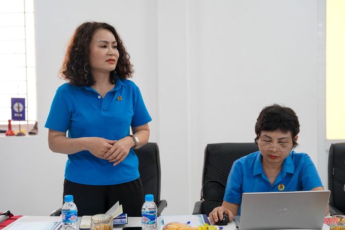 Đại diện Công đoàn Điện lực Việt Nam ghi nhận và biểu dương những nỗ lực của tập thể người lao động Điện lực Hương Sơn trong bảo đảm cung cấp điện ổn định, phục vụ phát triển kinh tế - xã hội và đời sống Nhân dân.