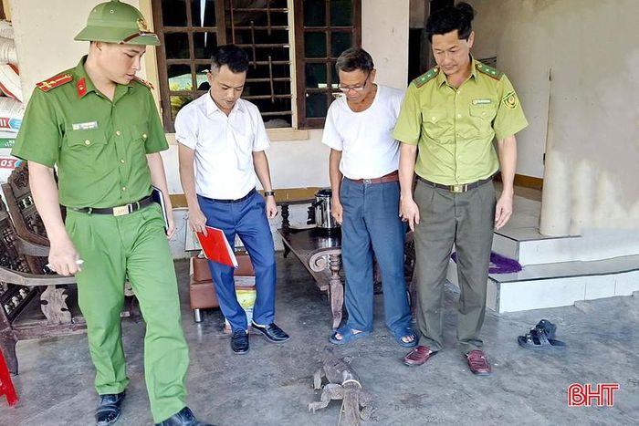 Ông Phan Trọng Hòa (người đứng thứ 2 từ phải sang) tự nguyện giao nộp cá thể kỳ đà vân cho lực lượng chức năng.
