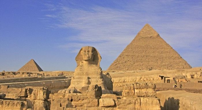 Các kim tự tháp cổ đại ở Giza, Ai Cập là một trong những kỳ quan kiến trúc dễ nhận biết nhất trên thế giới.