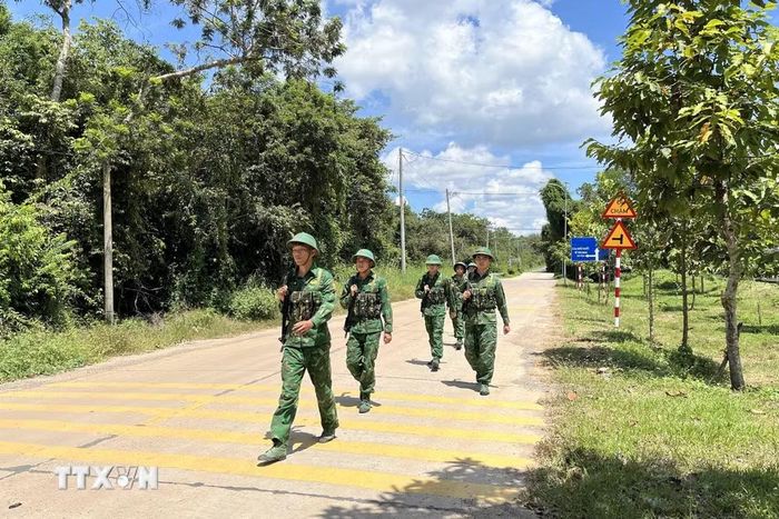 Cán bộ, chiến sỹ Đồn Biên phòng Cửa khẩu quốc tế Tân Nam tuần tra, kiểm soát khu vực bất kể nắng mưa. (Ảnh: Đức Hạnh/TTXVN)