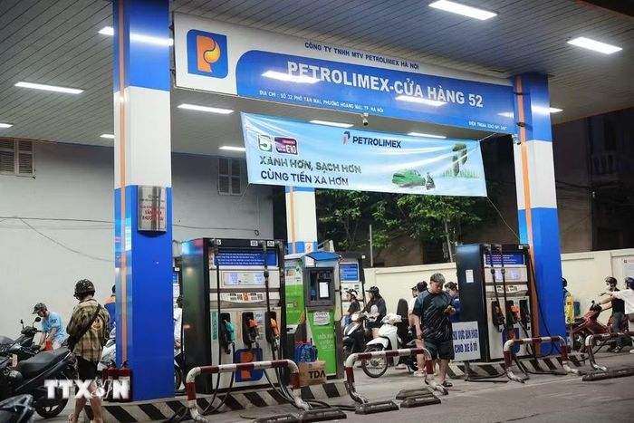 Cây xăng trên phố Tân Mai sẵn sàng cho việc phục vụ xăng E10 từ ngày 1/6/2026. (Ảnh: Phạm Tuấn Anh/TTXVN)