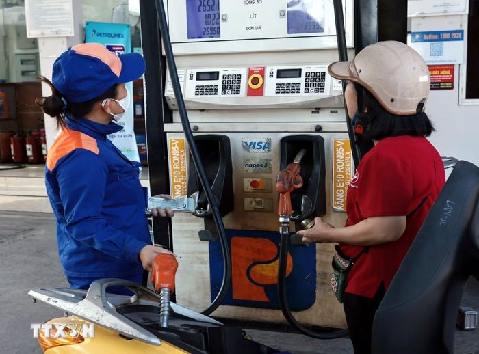 Mua bán xăng sinh học tại một cửa hàng của Petrolimex. (Ảnh: Trần Việt/TTXVN)