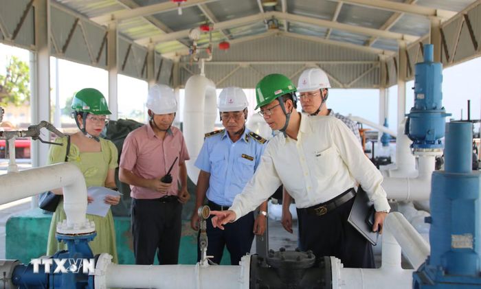 Đại diện Sở Công Thương Hải Phòng và cơ quan liên quan khảo sát kho xăng E10 Chi nhánh Tổng Công ty Dầu Việt Nam - Công ty Cổ phần - Xí nghiệp Tổng kho xăng dầu Đình Vũ. (Ảnh: Minh Thu/TTXVN)