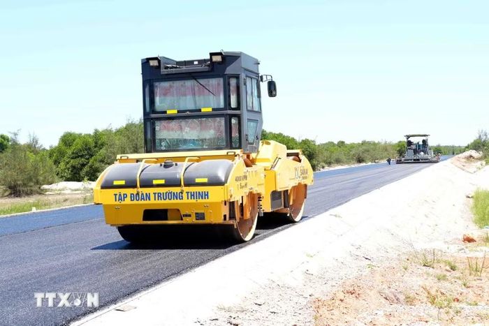 Tại công trường thi công tuyến đường ven biển, đoạn qua xã Sen Ngư của tỉnh Quảng Trị, đến khoảng 10 giờ 30 phút sáng, hầu hết các mũi thi công đều tạm dừng hoạt động để tránh thời điểm nắng nóng cao điểm trong ngày. (Ảnh: Tá Chuyên/TTXVN)