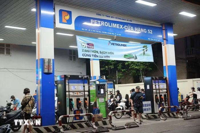 Cây xăng trên phố Tân Mai sẵn sàng cho việc phục vụ xăng E10 từ ngày 1/6/2026. (Ảnh: Phạm Tuấn Anh/TTXVN)