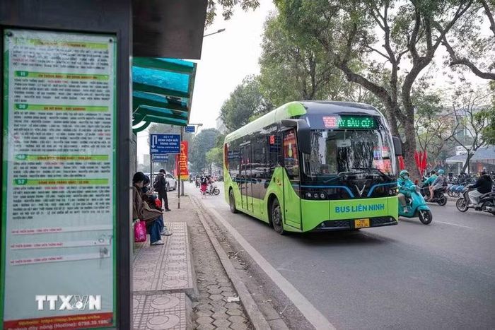 Công ty Cổ phần Vận tải và Dịch vụ Liên Ninh đã chuyển đổi toàn bộ đội xe hiện hữu sang sử dụng xe buýt điện. (Ảnh: Phạm Tuấn Anh/TTXVN)