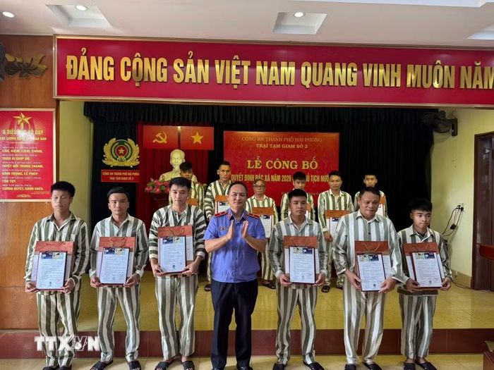 Trao quyết định đặc xá cho các phạm nhân ở Trại tạm giam số 2, Công an thành phố Hải Phòng. (Ảnh: TTXVN phát)