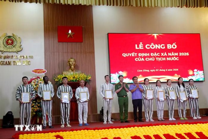 Trao Quyết định đặc xá của Chủ tịch nước cho các phạm nhân tại Trại giam Thủ Đức. (Ảnh: Nguyễn Thanh/TTXVN)