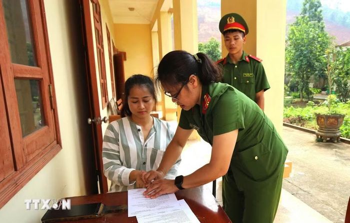 Cán bộ Trại tạm giam số 2 Công an tỉnh Tuyên Quang hướng dẫn phạm nhân hoàn thiện các thủ tục trước khi trở về địa phương sau khi được đặc xá. (Ảnh: Minh Tâm/TTXVN)