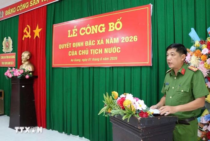 Thượng tá Nguyễn Quang Minh, Giám thị Trại Tạm giam số 2, động viên các phạm nhân tái hòa nhập cộng đồng và sống có ích cho gia đình, xã hội. (Ảnh: TTXVN phát)