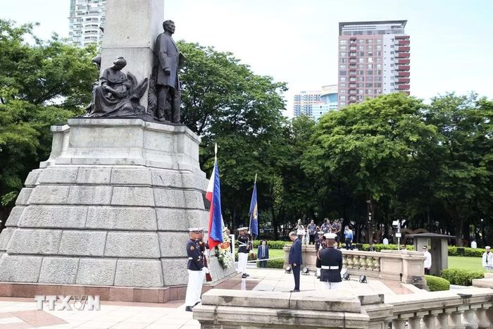 Tổng Bí thư, Chủ tịch nước Tô Lâm dâng hoa tại Đài tưởng niệm Jose Rizal ở Manila (Philippines). (Ảnh: TTXVN)