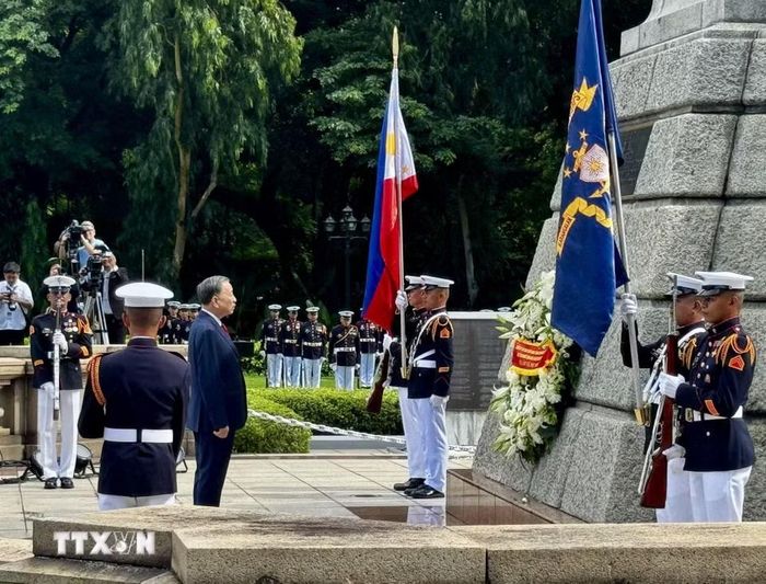 Tổng Bí thư, Chủ tịch nước Tô Lâm dâng hoa tưởng niệm Anh hùng dân tộc Jose Rizal của Philippines. (Ảnh: TTXVN)