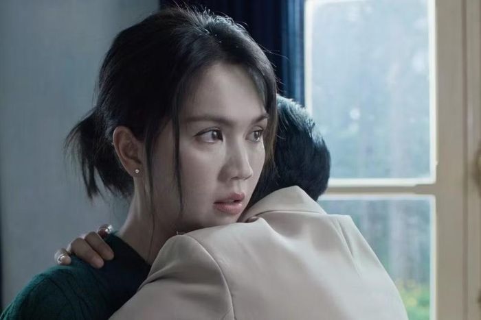 Bước chuyển tâm lý của Ngọc Trinh ở cuối phim bị coi là đột ngột và khiên cưỡng. (Ảnh từ phim)