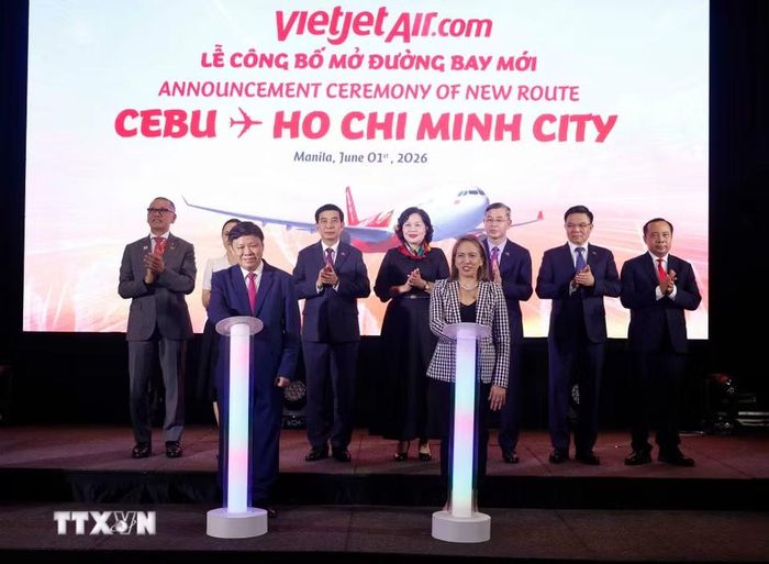 Phó Thủ tướng, Bộ trưởng Quốc phòng Phan Văn Giang chứng kiến Lễ công bố mở đường bay mới Cebu-Thành phố Hồ Chí Minh của hãng hàng không VietjetAir. (Ảnh: Thống Nhất/TTXVN)