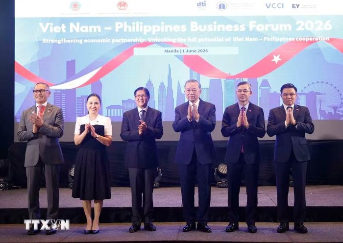 Tổng Bí thư, Chủ tịch nước Tô Lâm và Tổng thống Philippines Ferdinand Romualdez Marcos Jr. cùng các đại biểu dự Diễn đàn Doanh nghiệp Việt Nam-Philippines. (Ảnh: Thống Nhất /TTXVN)