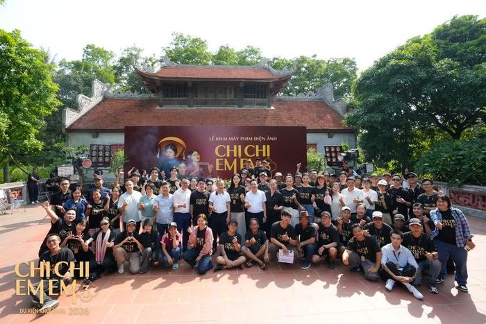 Êkíp chụp kỷ niệm trong lễ khai máy. (Ảnh: Đoàn phim cung cấp)