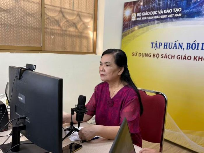Phó giáo sư, Tiến sỹ Trần Thị Mai Phương - Chủ biên sách giáo khoa Giáo dục Kinh tế và Pháp luật lớp 12 tập huấn trực tuyến cho giáo viên. (Ảnh: PV/Vietnam+)